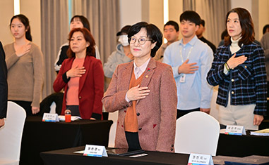 원민경 성평등가족부 장관이 13일(토) 오후 서울 피스앤파크 컨벤션에서 열린 제21회 청소년특별회의 결과보고회 및 참여활동 우수사례 시상식에서 국민의례를 하고 있다.