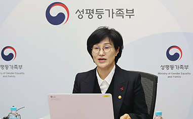 (성평등가족부)원민경 성평등가족부장관이 30일(화) 오후 정부서울청사에서 열린 제15차 여성폭력방지위원회에서 모두발언을 하고있다.