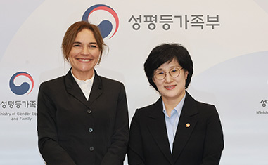 원민경 성평등가족부 장관이 27일(수) 오후 리나 갈베스 유럽의회 여성인권성평등위원장과 만나 한국과 EU의 인권, 젠더 이슈의 현황 등에 대해 환담을 나누고 있다. 
