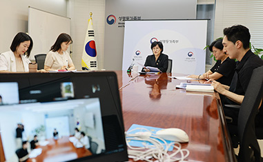 원민경 성평등가족부 장관이 5일(금) 오후 정부서울청사에서 영상회의로 열린 스토킹 교제폭력 피해자 지원시설 간담회에 참석해 피해자 보호와 지원 과정에서의 어려움과 제도개선 방안에 대한 의견을 청취하고 있다.
