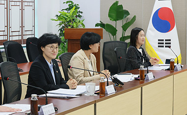 원민경 성평등가족부 장관이 15일(월) 오후 정부서울청사에서 열린 '아동.청소년 성보호 유관기관 간담회'에 참석해 청소년성문화센터 운영 현황을 청취하고 정책 개선방안을 논의하고 있다.